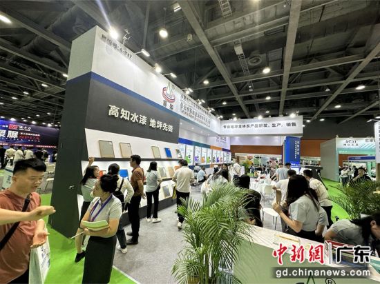 展览人气旺盛。程景伟摄