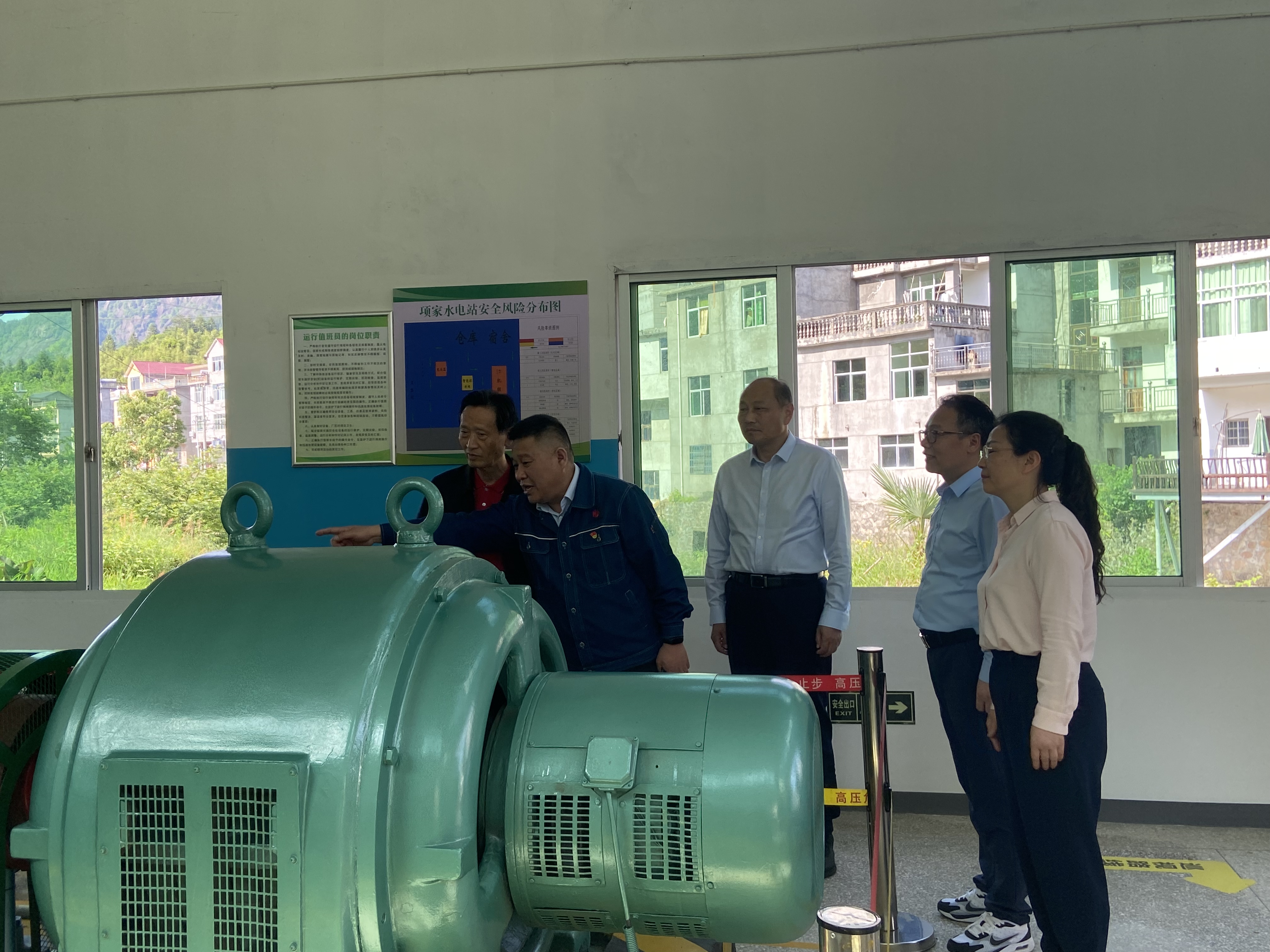 调研项家水电站.jpg
