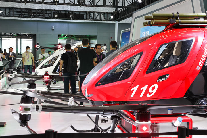 亿航智能的载人和运输无人机。新华社记者 刘大伟 摄