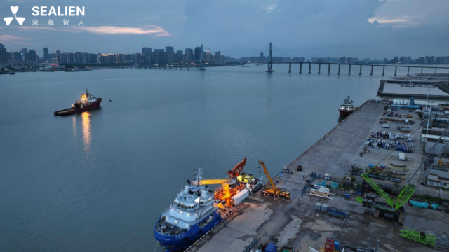 图 深海智人公司“金牛座”海底管缆埋设机器人本次工程搭载的动力定位母船停靠在湛江南油码头