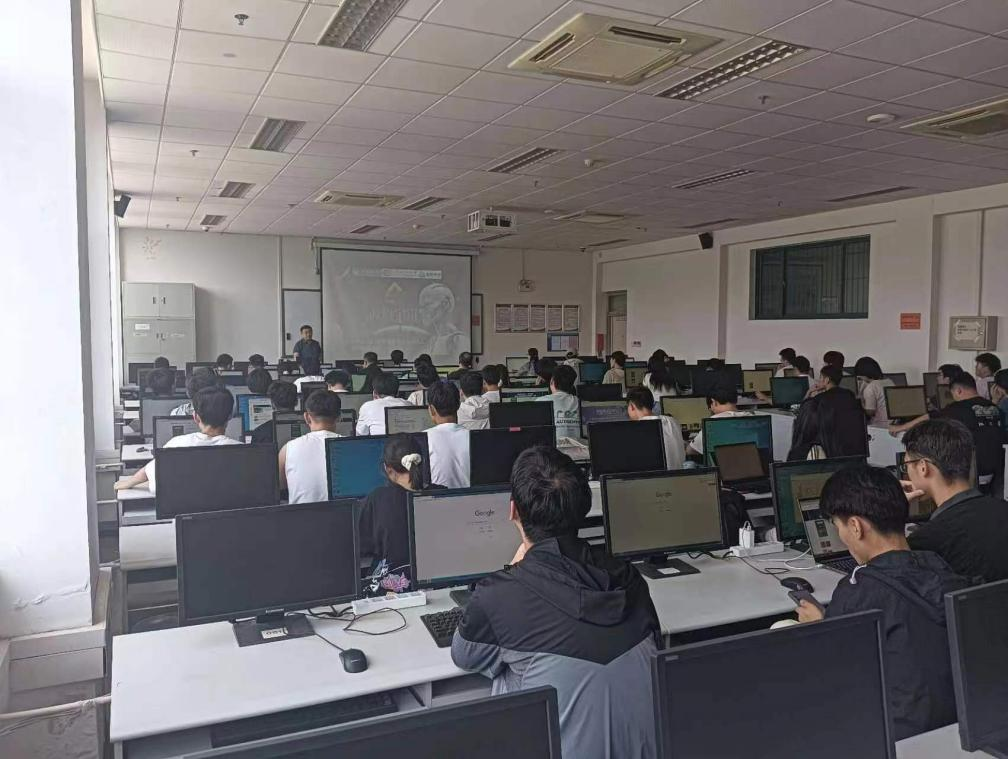 山东师范大学信工学院组织学生参加大赛线下技术培训.png