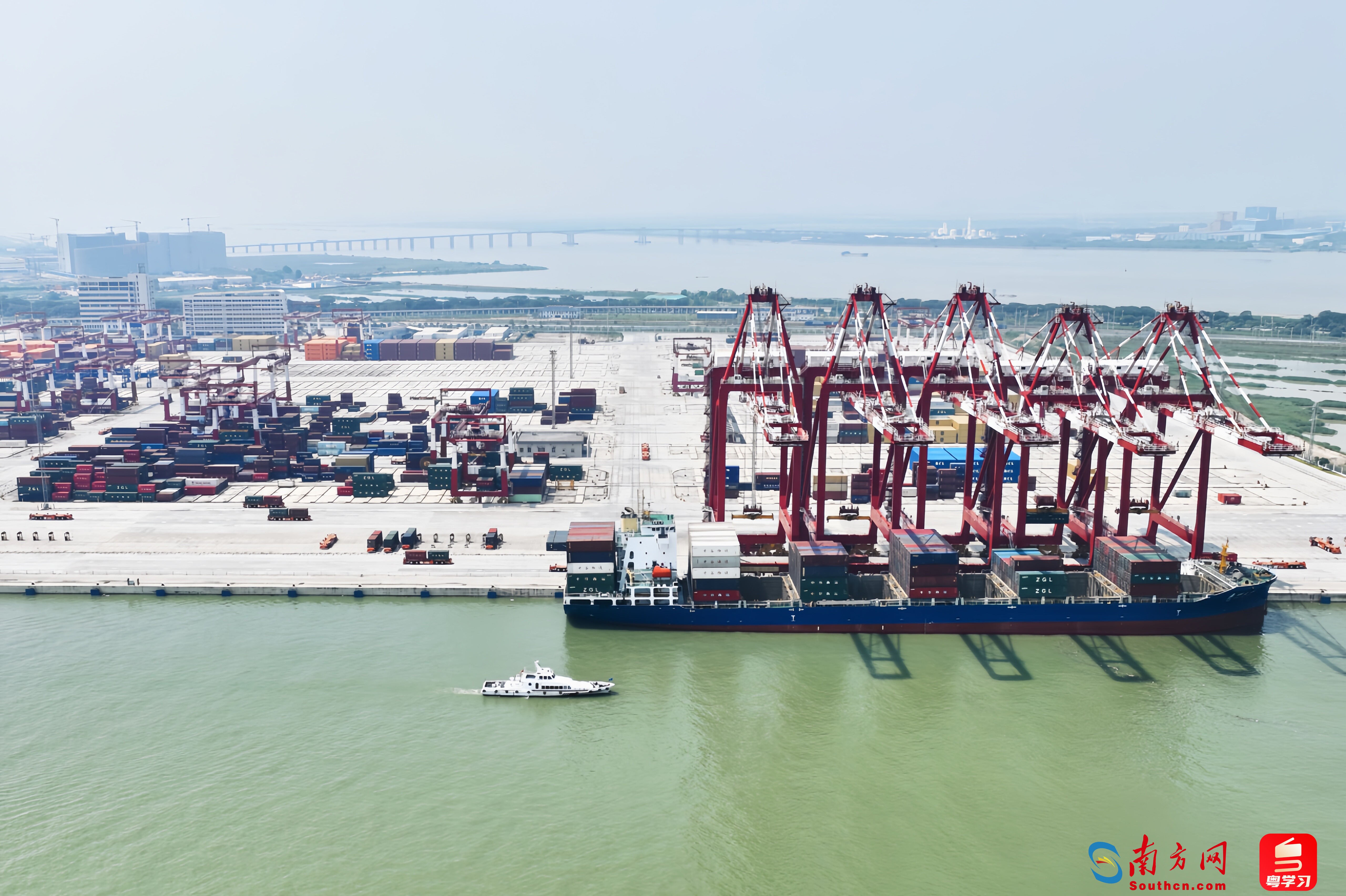  海巡船护航集装箱船进港作业