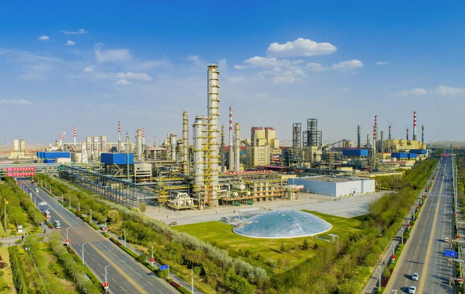 宝丰能源高端煤基新材料循环经济产业园区。