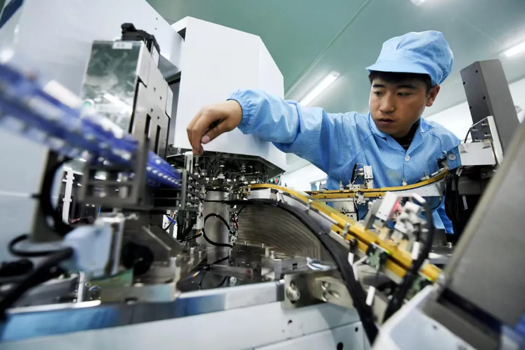 九天智能科技（宁夏）有限公司年产2亿片半导体模块项目生产车间。图为工人正在作业.jpg