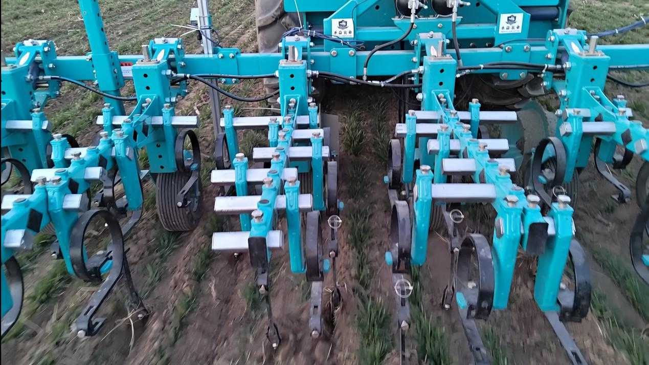 智慧除草新“神器”，春耕从此“草无忧”相关图片